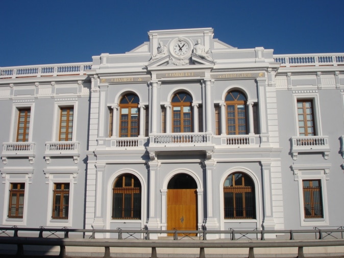 palais consulaire de jour avec un ciel bleu