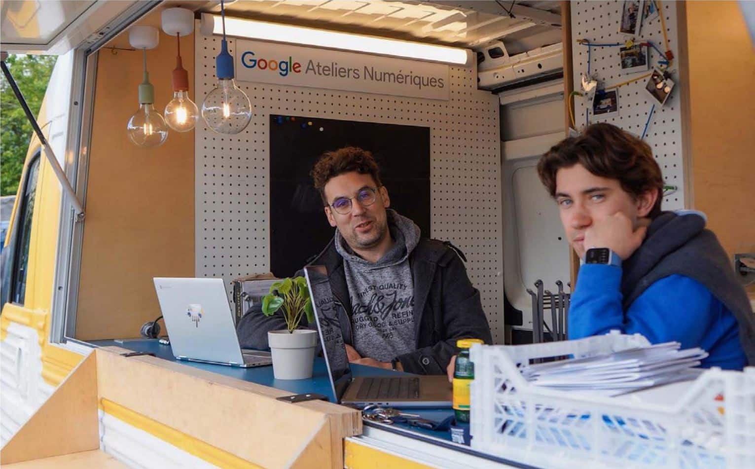 Stand Google atelier nuémrique tenu par deux jeunes gens