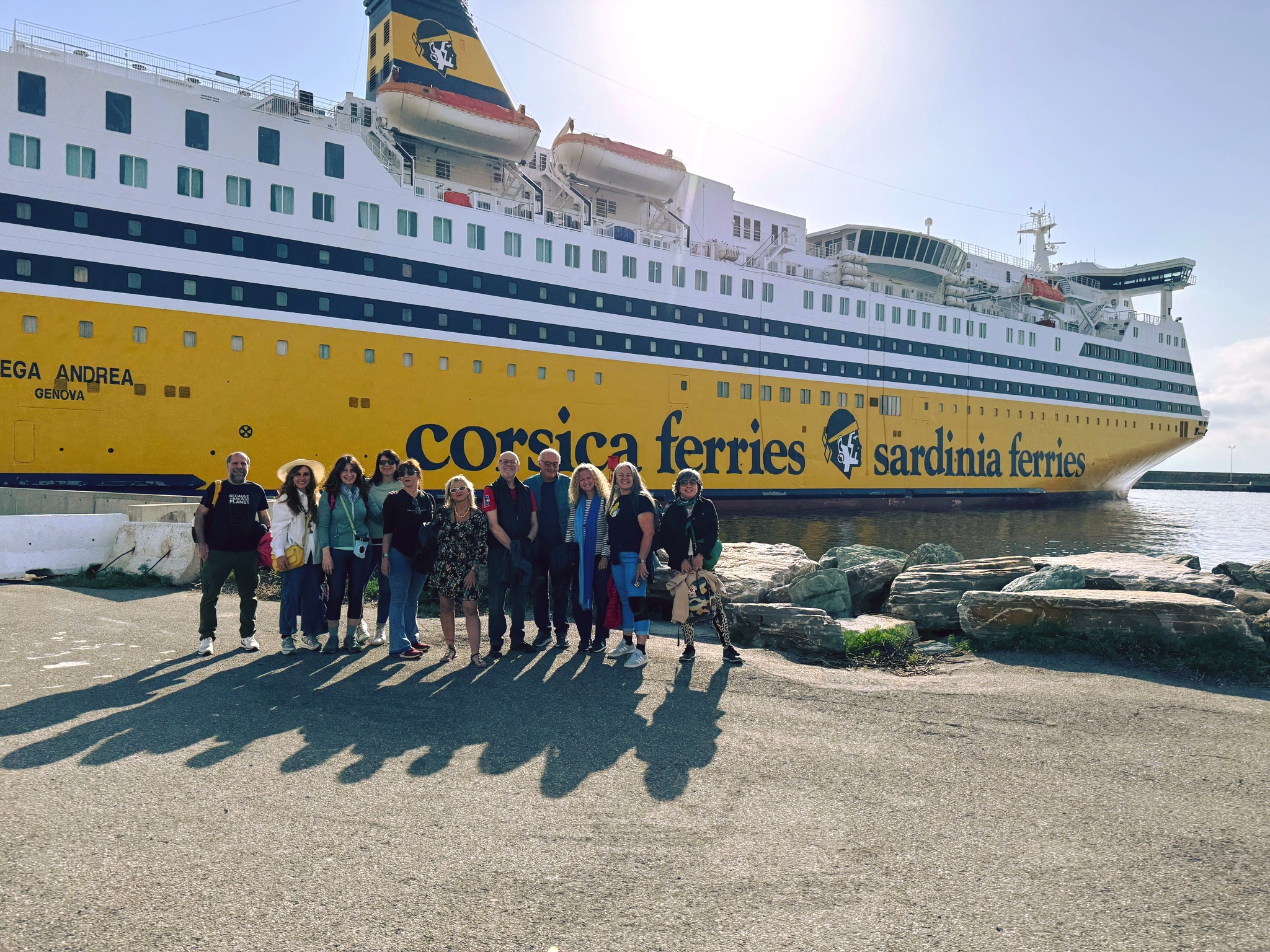 Photo des participant du corsica ferries food trip sur le port avec en fond un bateau de la corsica ferries