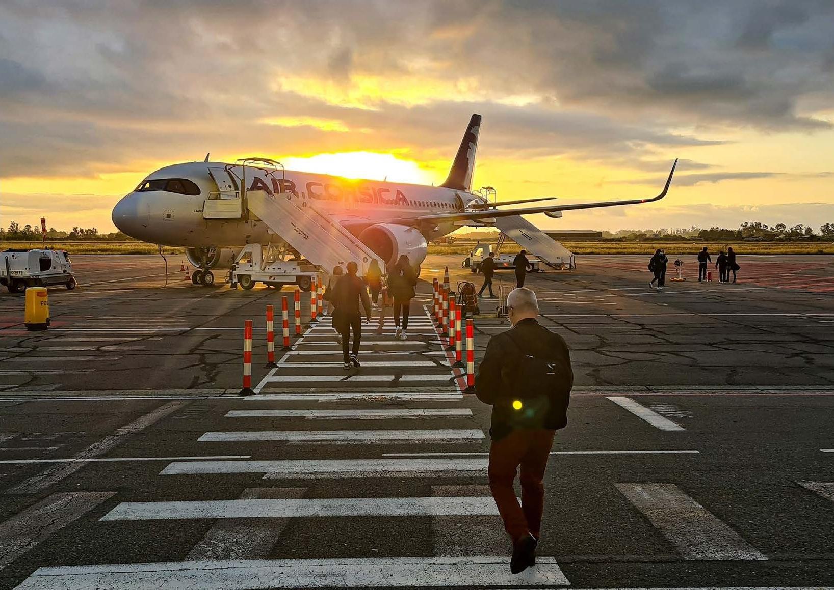 Photo prise sur le tarmac de l'aéroport de Bastia avec un avion Air Corsica