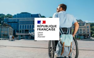 Un homme en chaise roulante pour illustrer le fonds d'accessibilité avec le logo de la république française