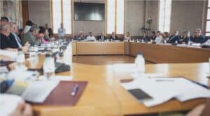 Photo de la salle du conseil où les élus siègent