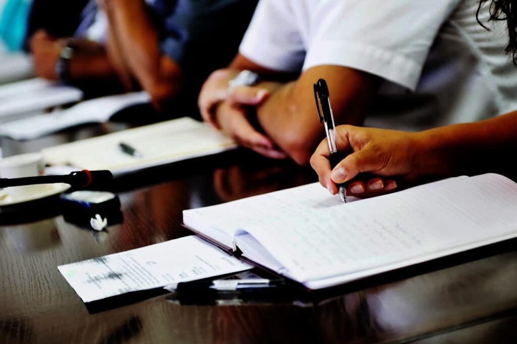 Photo montrant une personne signant un document