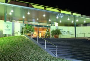 Entrée du palais des congrès de nuit