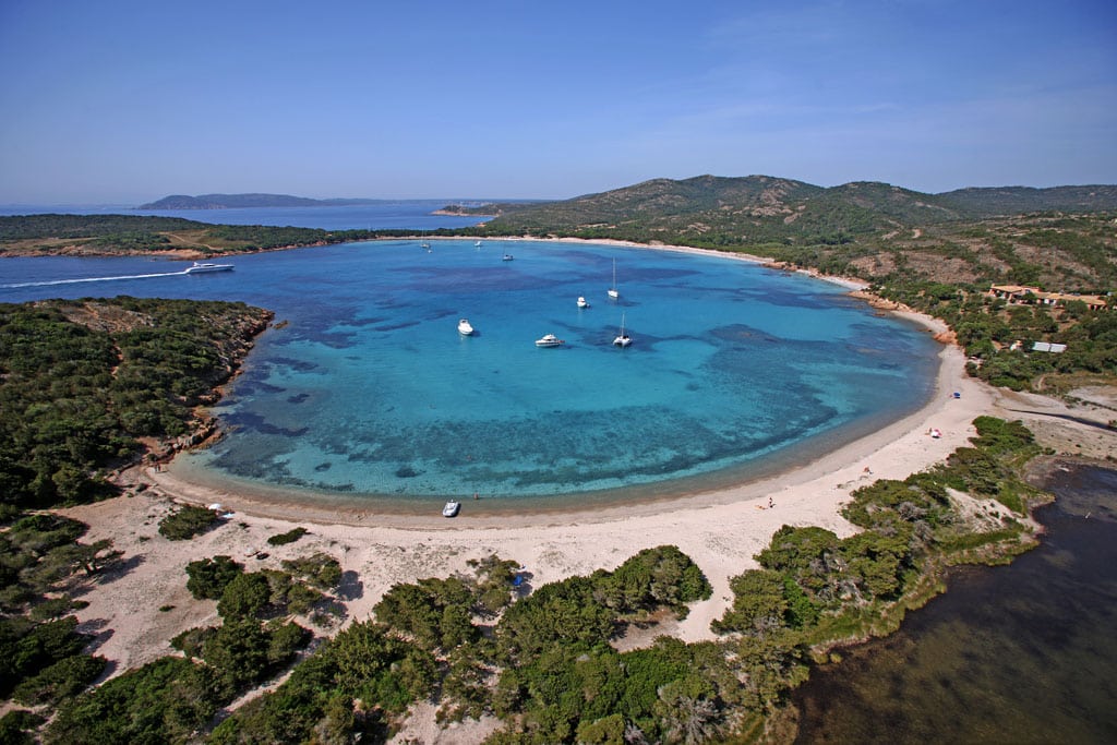 Plage de la rondinara en été